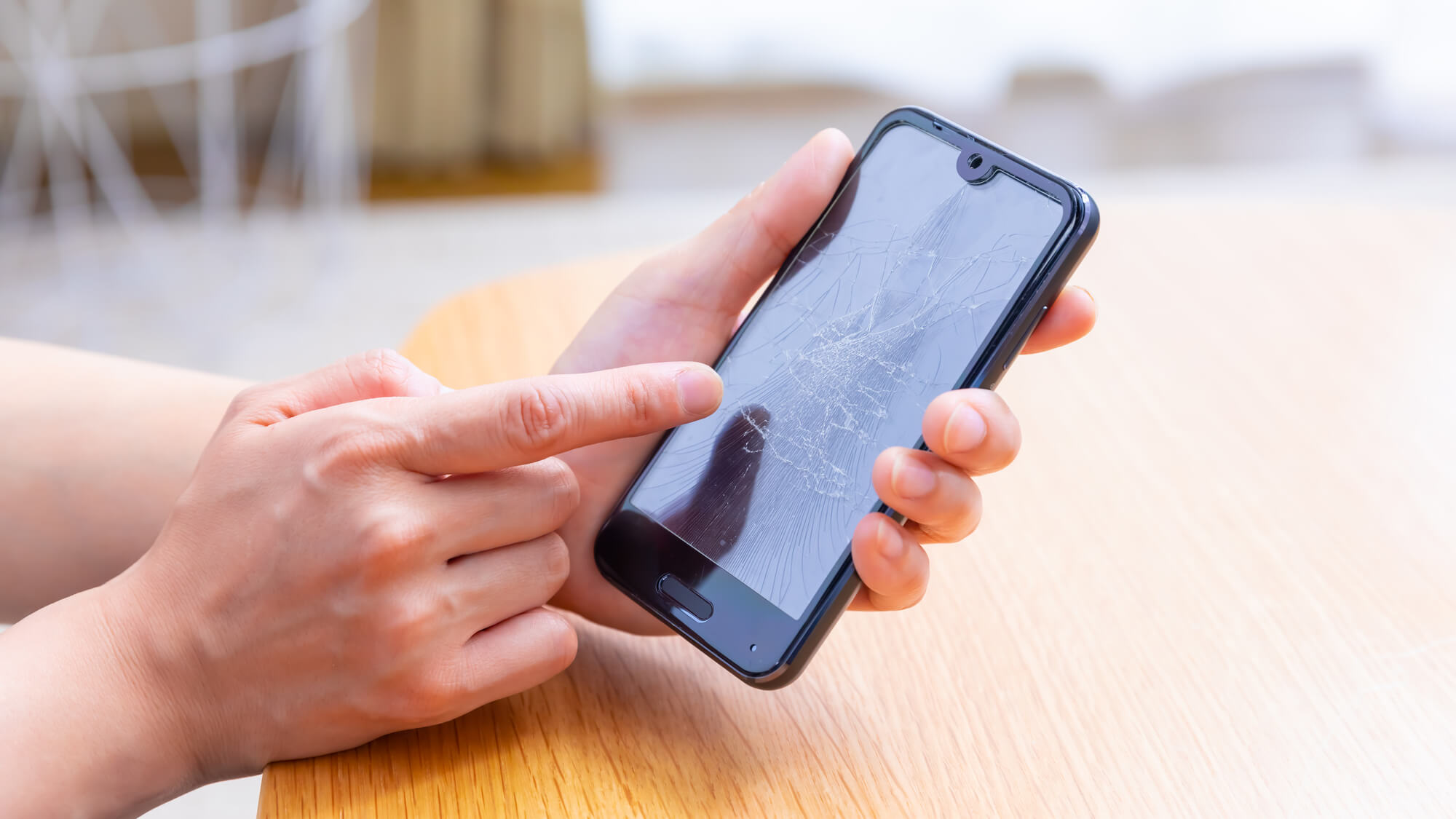 スマホのガラスフィルムが割れた時の直し方はどうやる？ 割れたまま使い続けるのは危険