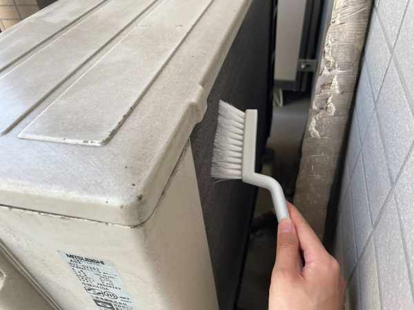 エアコンのアルミフィン 熱交換器 はカビ・ホコリだらけ？汚れる原因や掃除の仕方を紹介エアコンプロ直伝！生活のお困りごと解決三菱電機の「くらトク」