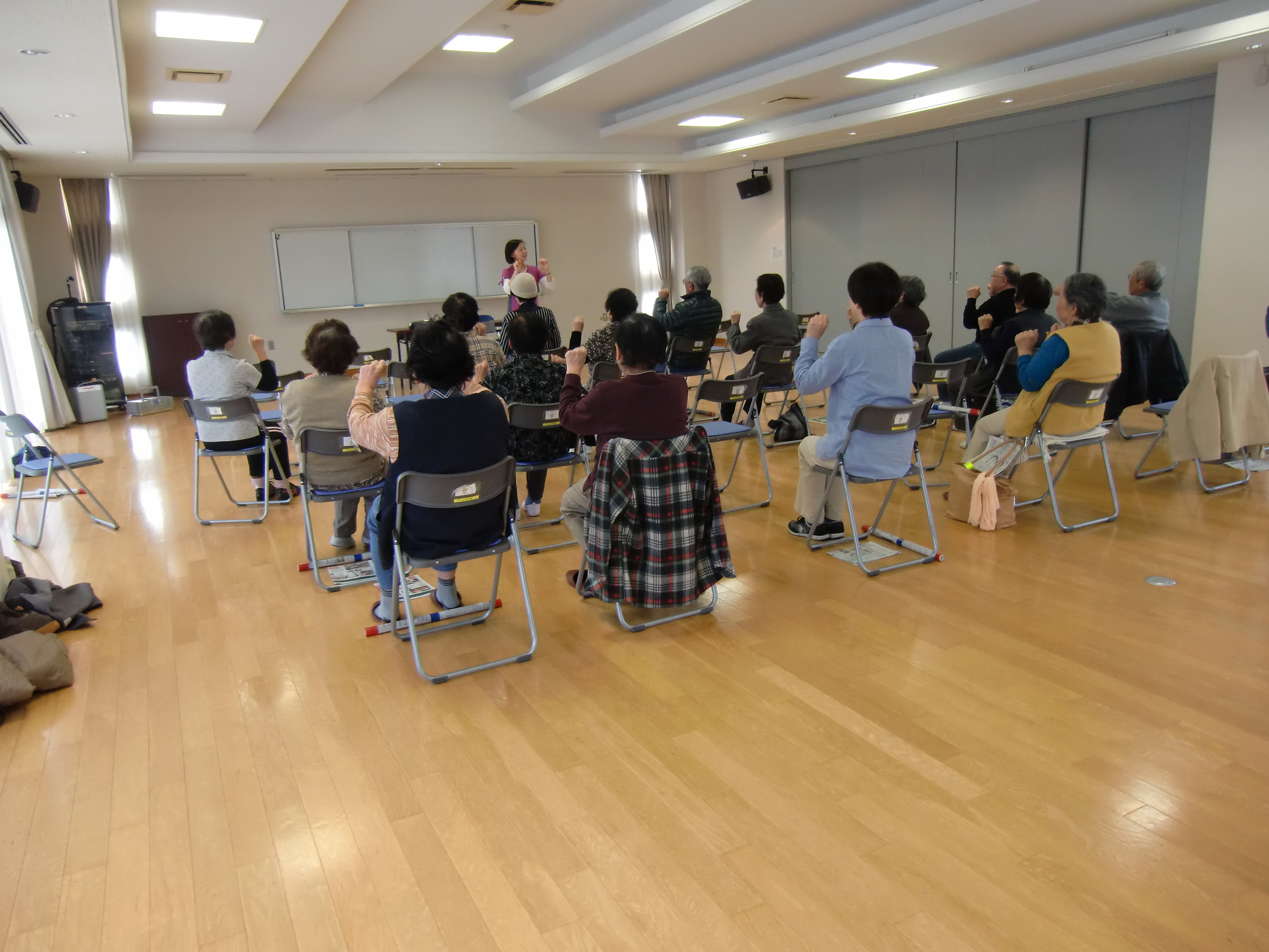 いす座り 無理なくヨガ １回１時間 高齢でも手軽に可能 健康維持や介護予防に沖縄タイムス＋プラス