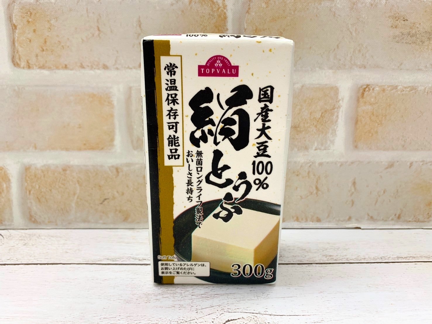 冷蔵庫いらずの豆腐、知ってた？おいしさ長持ち絹豆腐 は、 なんと 常温で約157日保存OK！ 忙しいママの「あと1品」にも、買い物に行けない日の備えにもぴったり🎒✨ ✓ 無菌パックだから開けるまで衛生的 ✓ 絹ごしそのままのなめらか食感 ✓ 冷ややっこ・味噌汁