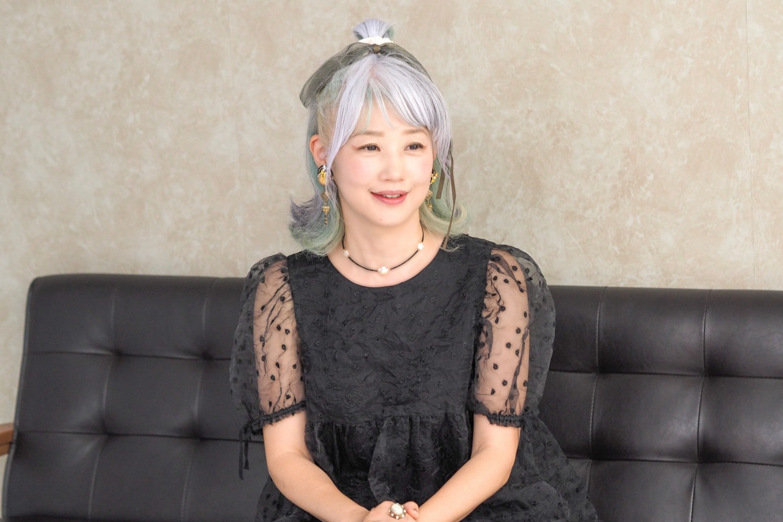 ハイトーンの髪色が白髪をカムフラージュするマッシュボブ 40～50代31人のヘアスナップ