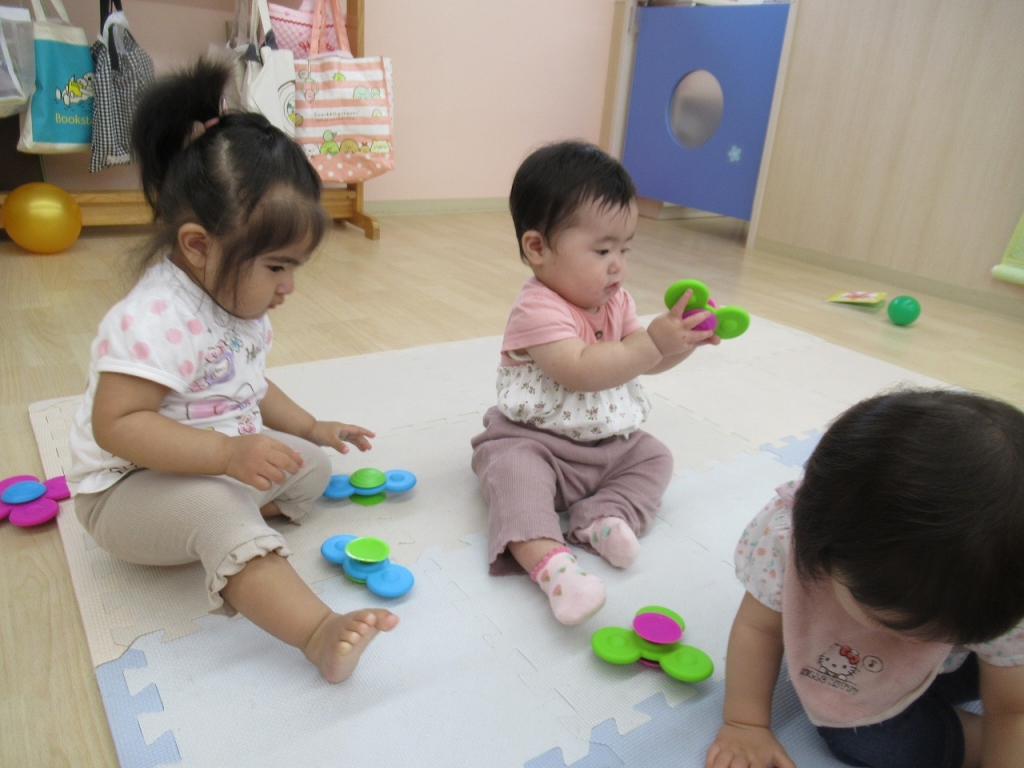 水遊び・氷遊び 0歳児- かとう西保育園社会福祉法人 相和会
