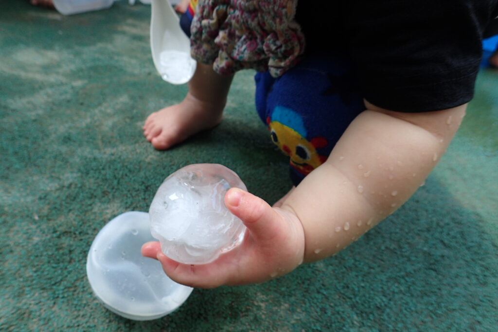 氷遊びで涼しぃ～！ ０歳児 : 平成２８年度 尚志緑ケ丘幼稚園・緑ケ丘保育園 ブログ