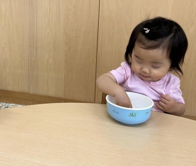 品川区 0歳児 食紅氷遊び - ぷらいむキッズたから保育園