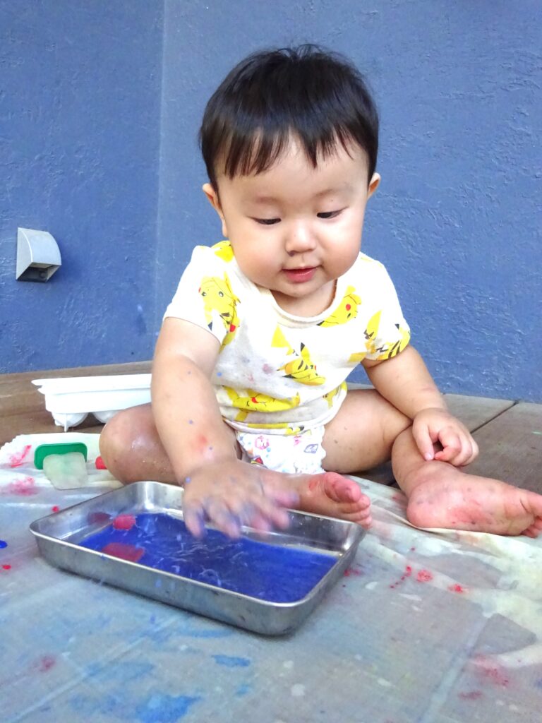 ０歳児 ひよこぐみ 🐥, 氷で感触あそびをしました✨✨,食紅で色を付けたのでカラフルで