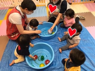 初めての氷遊び☆ りす組 0歳児