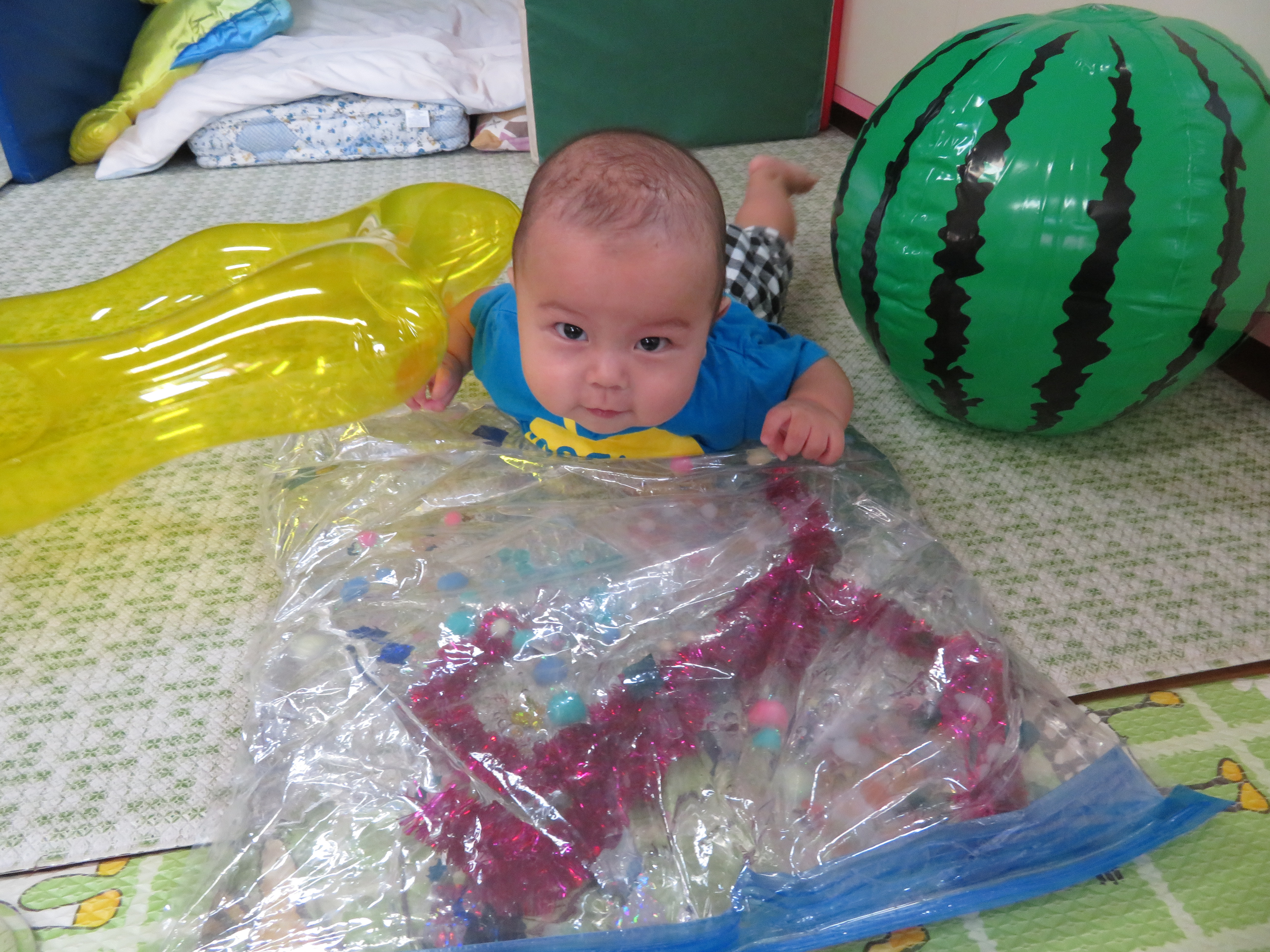 ０歳児 りすぐみ 「氷遊び」深井こども園