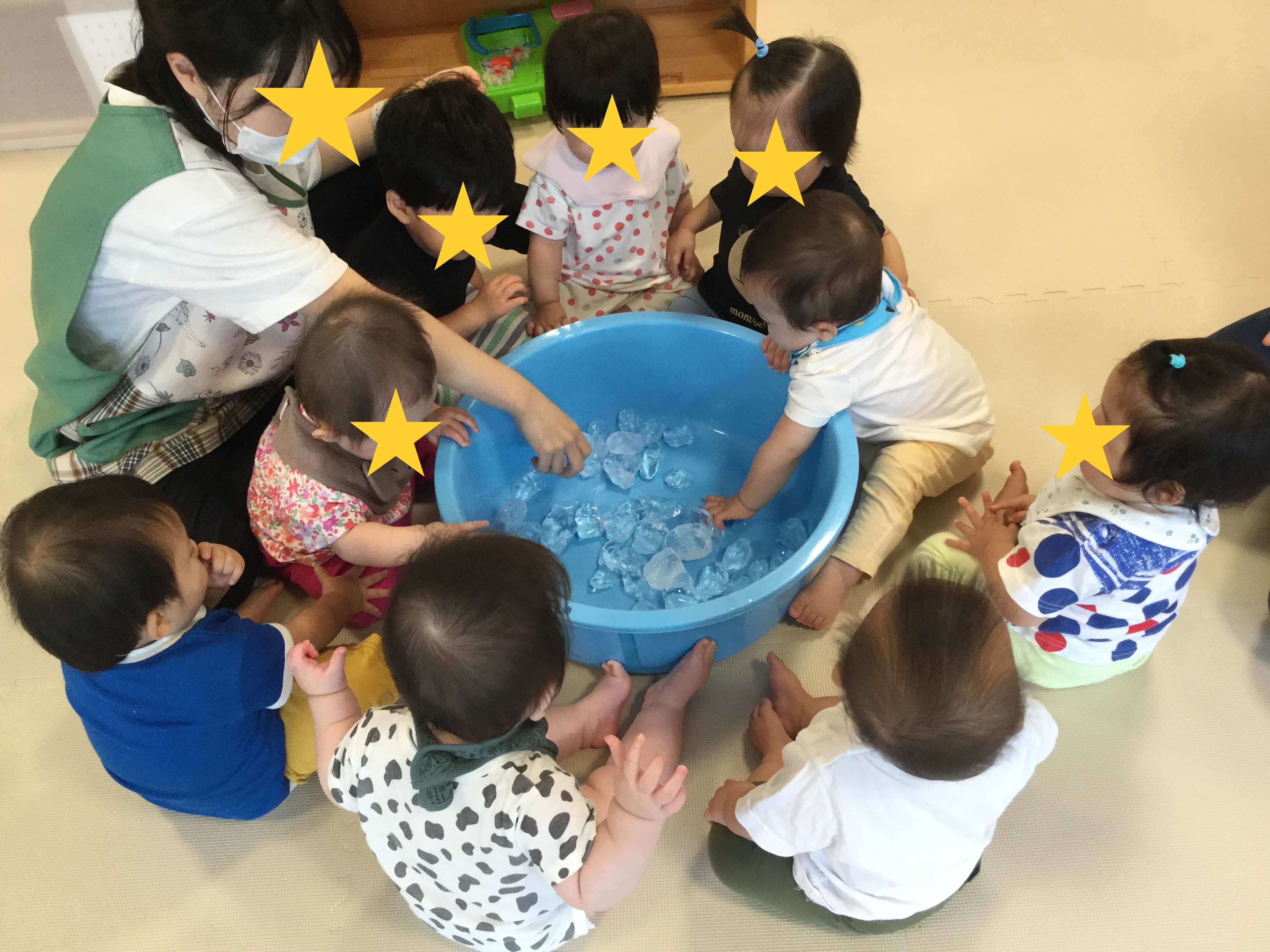 初めての氷遊び☆ りす組 0歳児