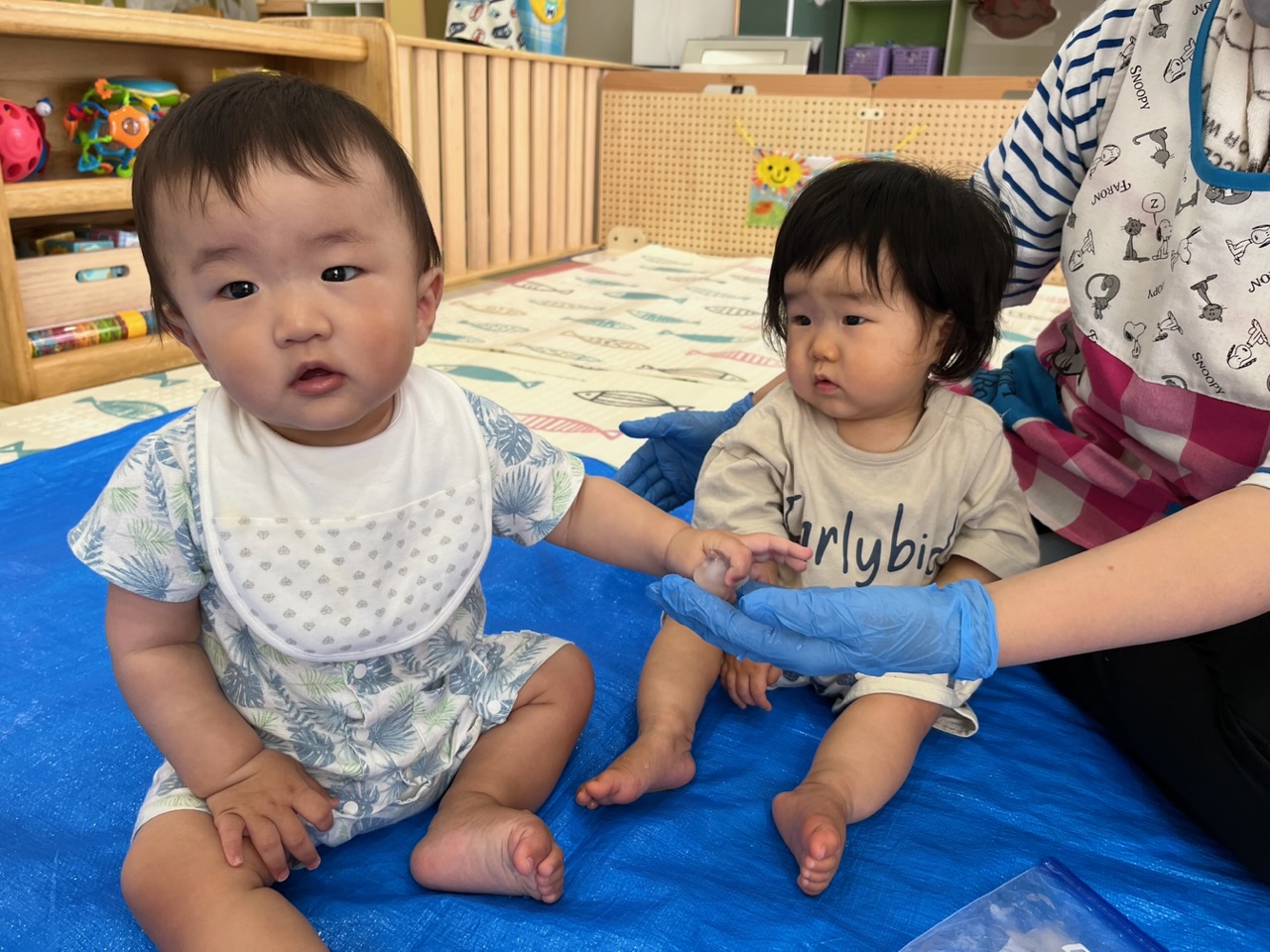 ０歳児 りすぐみ 「氷遊び」深井こども園