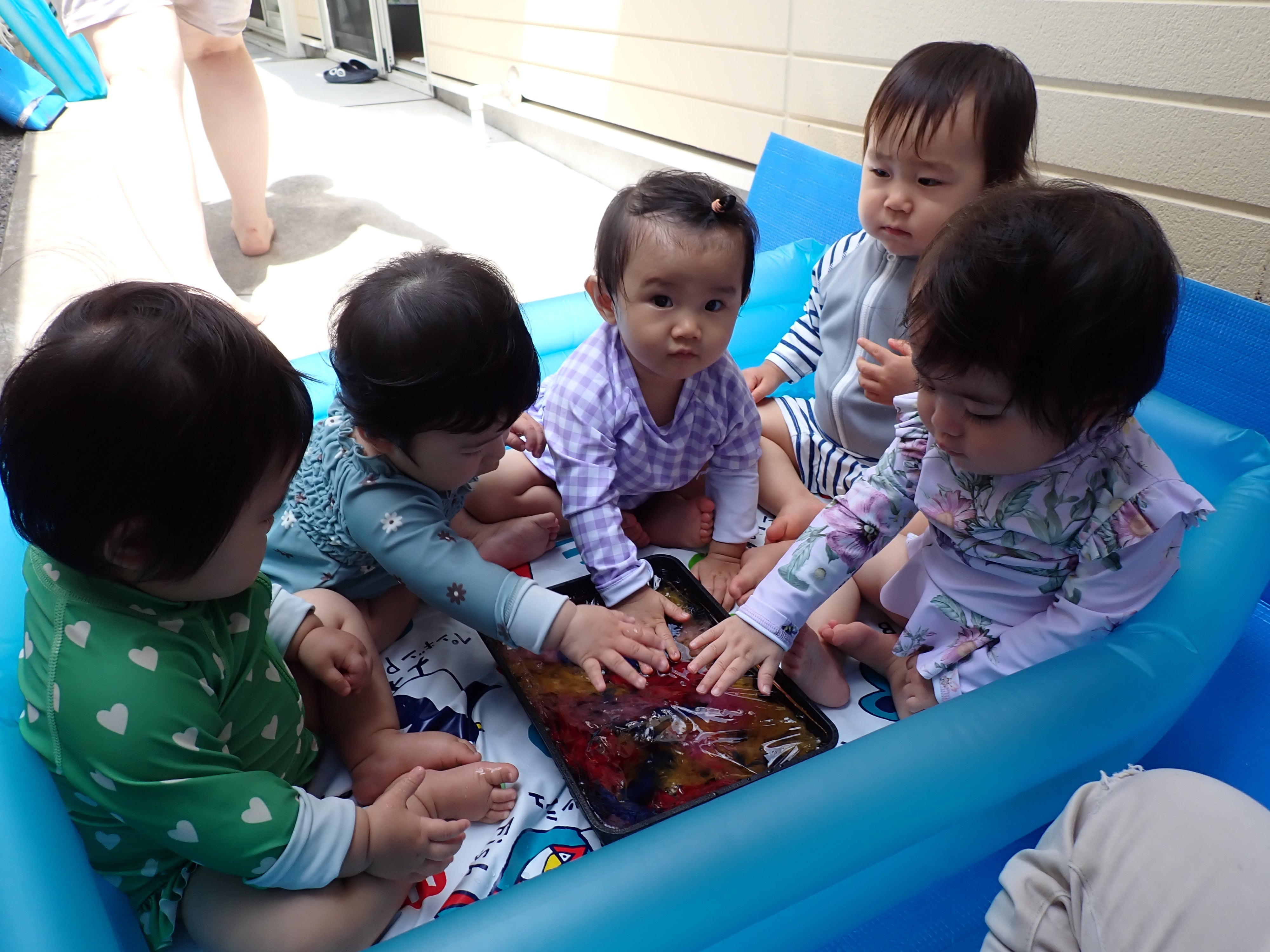 ０歳児の氷遊びGK BLOGグローバルキッズ