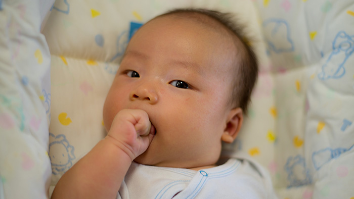 医師解説赤ちゃんが指しゃぶりをする理由とは？やめさせるタイミングと対処法