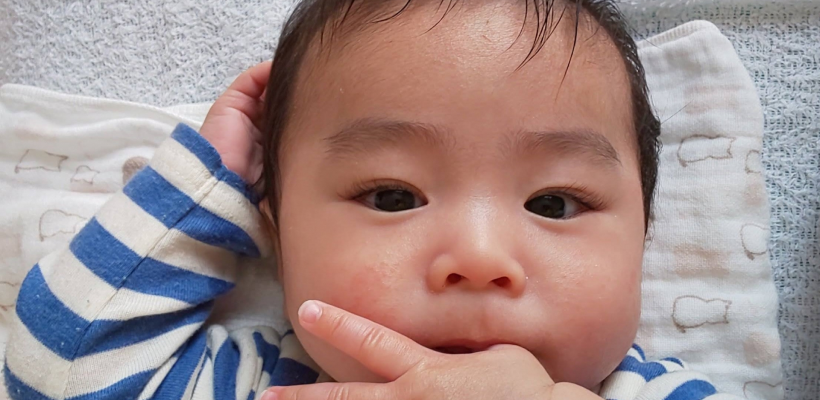 赤ちゃんの指舐め・指しゃぶりは超重要な行為だった！ 助産師に相談 ベビーカレンダ