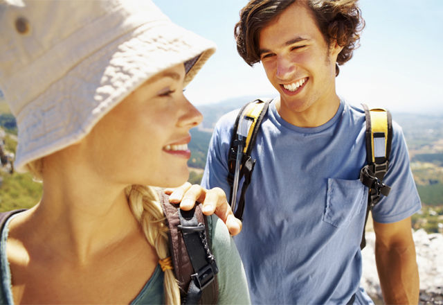 付き合ってないのに？「肩を抱いてくる」男性心理と上手なかわし方みのり当たる無料占い＆恋愛占い