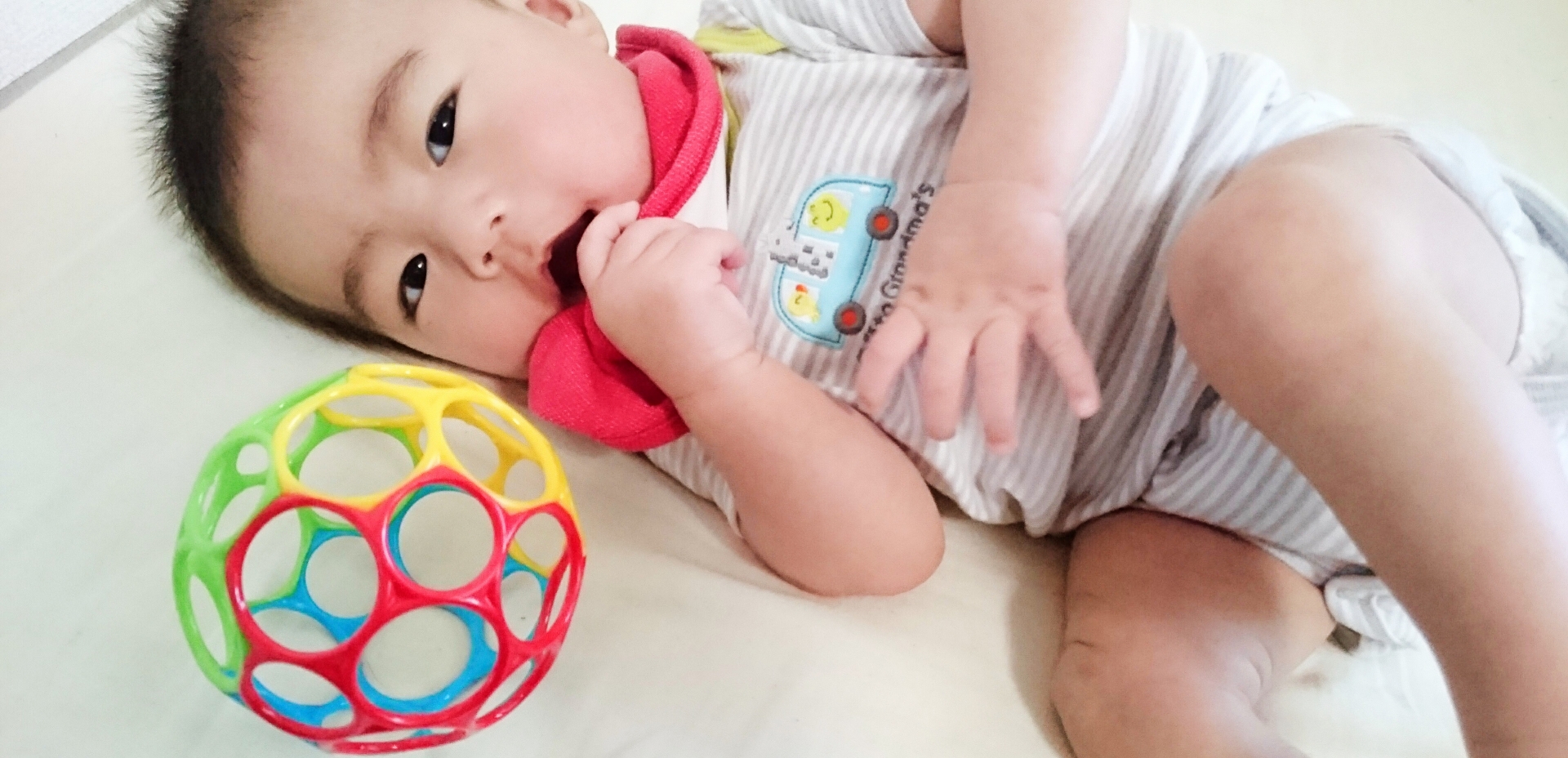 5-2-8指しゃぶりが遊ぶ手が、片方固定、これっていいの：0歳編ぴよまま@0歳の教科書を展開したい