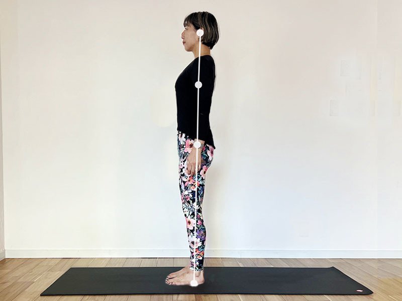 秒でスタイルアップ！姿勢改善＆腰痛予防効果も！”立つだけ”の簡単ヨガ「山のポーズ」ヨガジャーナルオンライン