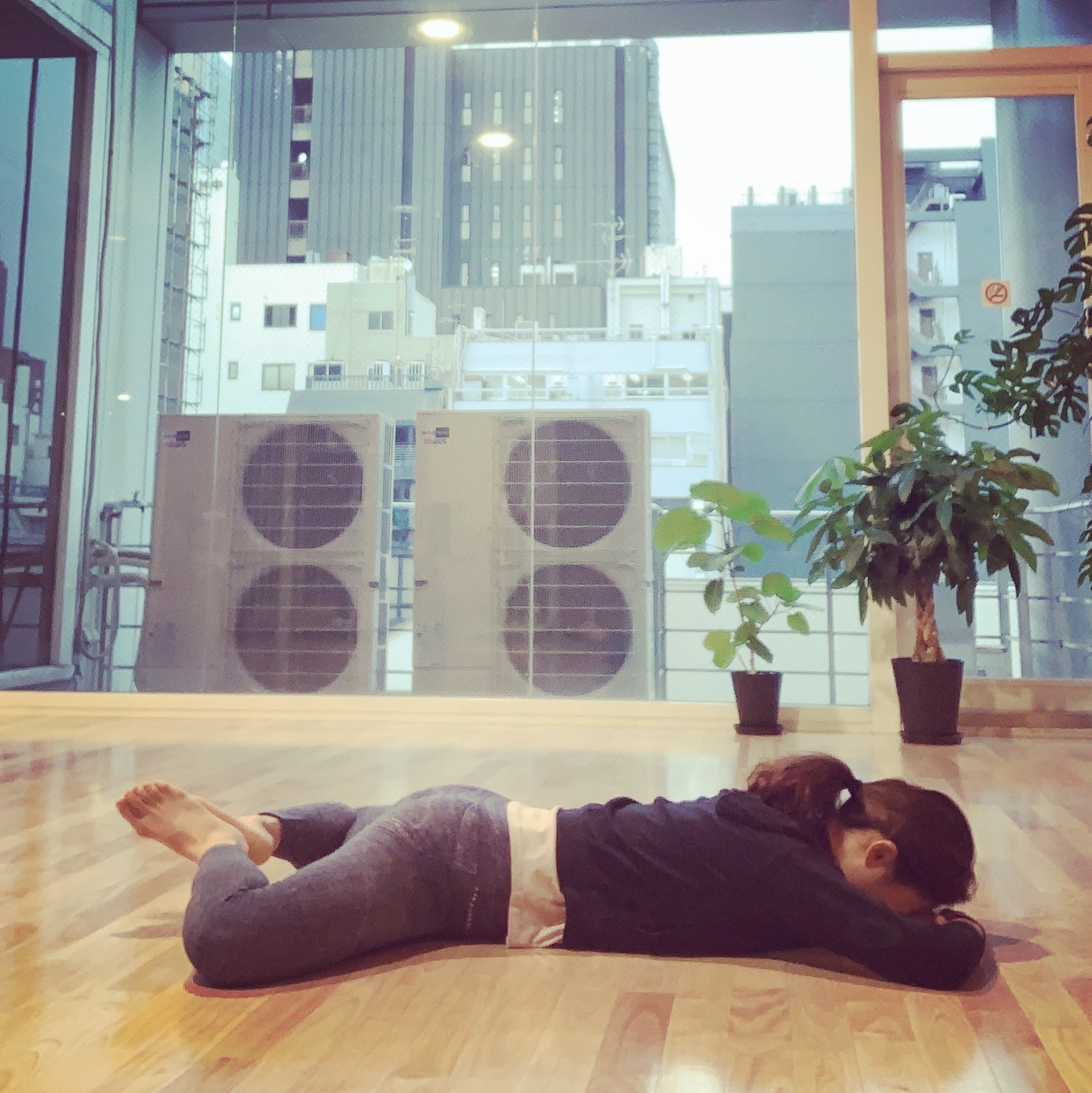 カエル足ストレッチの基本姿勢と応用ストレッチ3選骨盤矯正や脚痩せに！HAPPINESS! magazine ハピネスマガジン