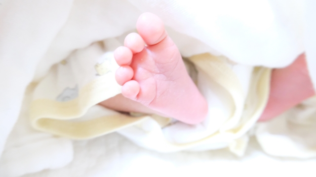 赤ちゃんの手足が冷たいのに汗をかいている 室温の目安は？ 医師が回答 スマイル子育てラボ花王 メリーズ