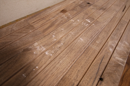 無垢床だからこそ気をつけたい 稀にカビが！？原因と予防・対処の完全ガイド - フローリング 工事専門店・1DAY上張り・張替え・リペア補修・床研磨・フロアコーティング