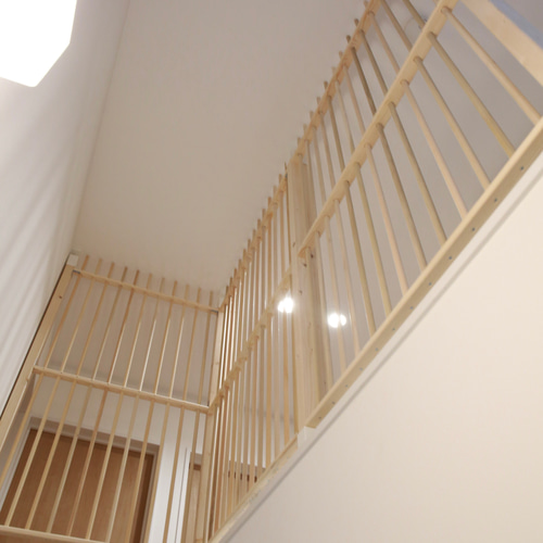 愛猫の安全のため「このDIYアイデア、真似したい！」 階段上の吹き抜けスペースに作った「落下防止柵」神戸新聞NEXT連載・特集話題