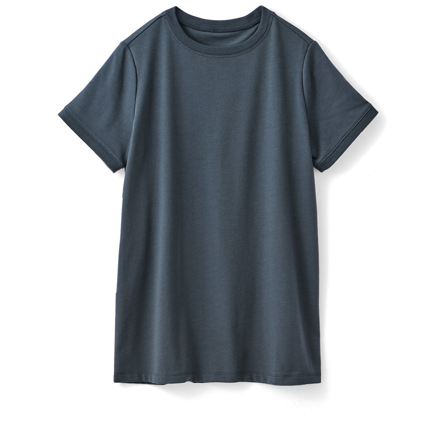 色の組み合わせの考え方。白やグレー、黒は無彩色と言われる色で、色相や彩度が無く、明度のみがあります。白から段々と暗くなって、グレー、黒になる感じです。つまり分かりやすくいうと、一色のグラデーションです。で投稿の写真をみてみると、トップスは濃いめの