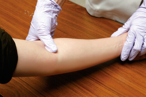 新人のうちは起こしやすい？採血後に内出血が起こる原因をコタエンジェルが5つ解説！ コタエンジェルのQ&A解説講座 Vol.56レバウェル看護お役立ち情報