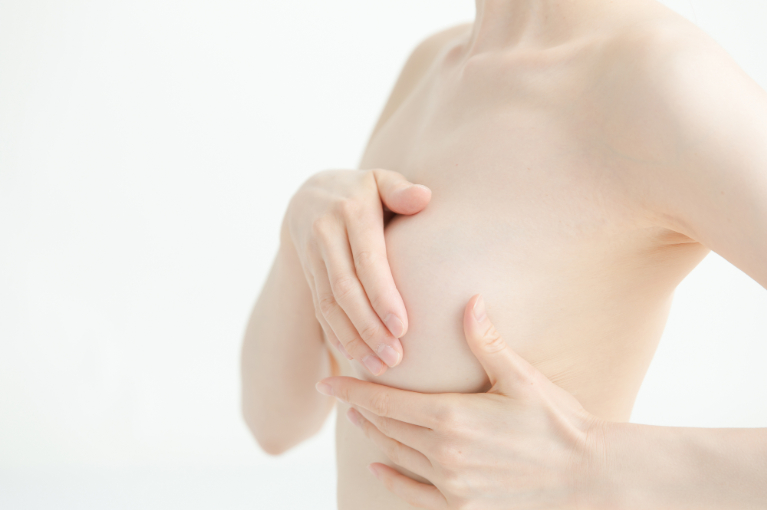 女 胸」の71万点のロイヤリティフリー画像、写真素材、絵Shutterstock