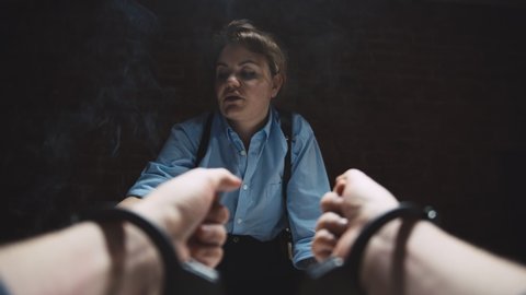 手錠された女性容疑者、パトカー運転し逃亡米テキサス州