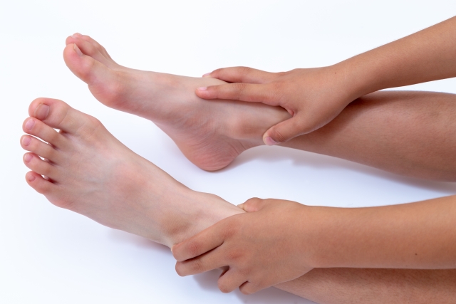 靴擦れで水ぶくれができたときの対処法と予防策オーダーメイド靴・オーダーメイドパンプスならMooV Shoes外反母趾・靴づれ・靴が脱げる・足 が大きい・足が小さい・甲高幅広の悩みを予防・解消東京・大阪のフルオーダーメイドパンプス・オーダーメイド靴 MooV