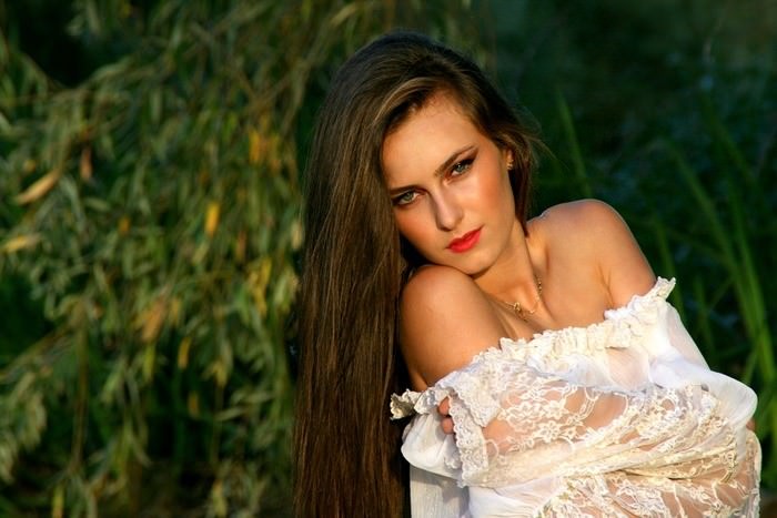 これって好意？男性が女性の髪の毛を触る心理5つ – 電話占いシエロ