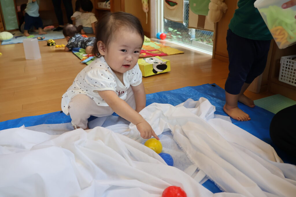 初めての氷遊び！～０歳児クラス～東京・千葉にある認可・認証保育園ならぽけっとランド