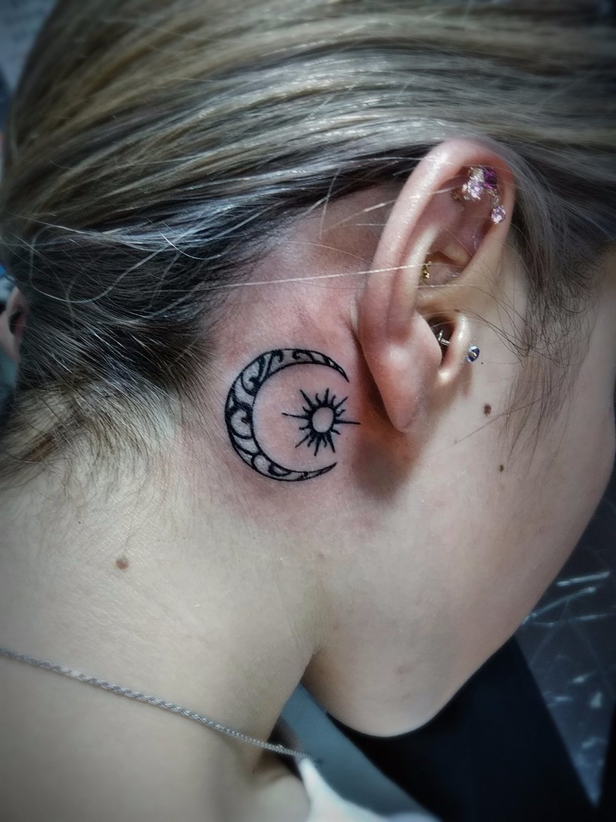 月タトゥー太陽タトゥーmoonandsuntattoo耳裏タトゥーbackofeartattooワンポイントタトゥーonepointtattootattoohoriisatattooartisttattooartirezumiirezumitattoojapanesestyietattootattoodesigntattooworkerstattoogirl刺青師彫