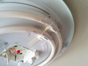 洗面脱衣室のLED照明がチカチカ点滅する💡ということで, 当初は照明器具の不良かと思い, 新しいものに取替させていただきましたが ,チカチカがなおらない💦, 照明器具の次に疑ったのがスイッチ。, トイレと洗面脱衣室のスイッチですが, 洗面脱衣室のスイッチだけが 押した時の具合が少し軽い。, これは怪しい🧐, 新しいスイッチに交換し、チカチカが止まりました。,