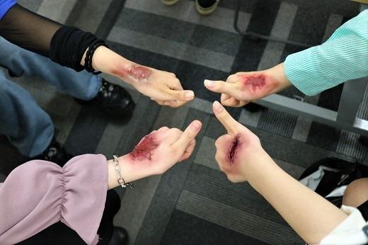 100均にあるもので作る簡単傷メイク Halloween Makeup☆ English Subs Special FX Makeup: Easyscars