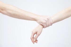 3,385 腕 掴む Stock Photos, High-Res Pictures, and Images - Getty Images