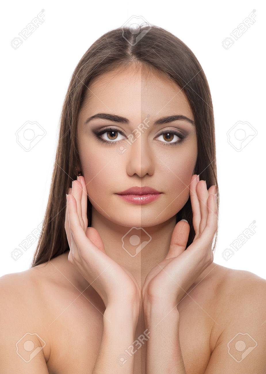 楽園のビーチで日焼けした足に日焼け止め保護を適用する日焼けした女性Premium写真