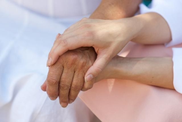 ほろりと 涙ぐむ 、うるうるする」は韓国語で何？「感動して胸がキュンとしちゃったよ」を韓国語で表現してみよう！韓国語を学ぼう♪