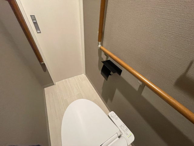 トイレ手すり 工事不要 置くだけ 立ち上がりトイレセーフティロール 滑り止め 介護用品 老人向け介護手すり 簡単取り付け 補助手すり 工事不要 置き型手摺 立ち上がり 座る 腰