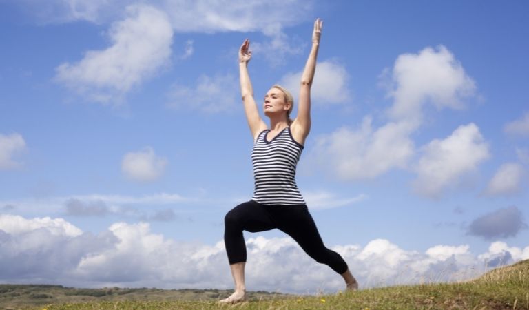 立位の基本 「山のポーズ」 と 「木のポーズ」ヨガで心も体もリフレッシュ ライフスタイル提案マガジンcocoliving 株式会社オリバー発行