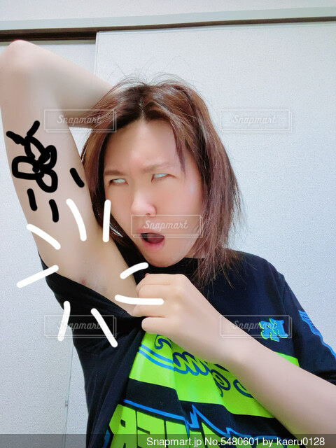 ワキ汗のにおい、最新研究をDr.下方が解説いたします！ 「ワキ汗のにおいと、皮膚の状態は密接に関係している」ことが最新の研究で明らかになりました！肌が荒れていたり、毛穴の凹凸が大きくなるとにおいがキツくなることが判明。 とはいえなかなか自宅でのケアが難しい