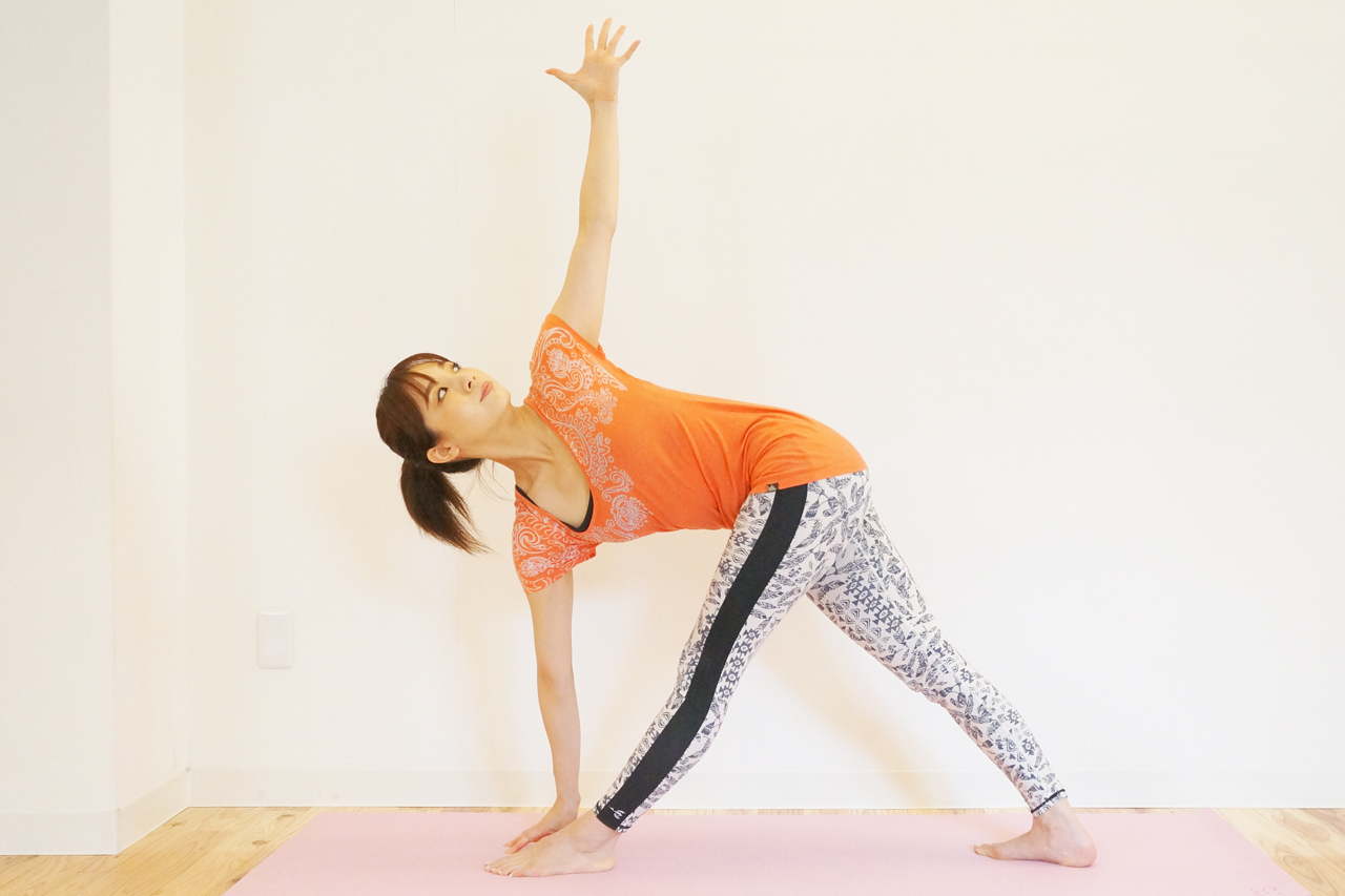パリヴリッタトリコーナーサナ ねじった三角のポーズ の効果とやり方・図解フレアプラス 東京のヨガスタジオ