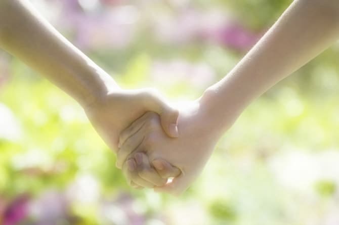 恋人つなぎ」をする心理は男女で違う？ 付き合う前は？ 悩みや類語もご紹介Oggi.jp