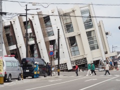 横倒しになった石川・輪島市の７階建てビル、公費解体へ ９月中の着工に向け調整 : 読売新聞