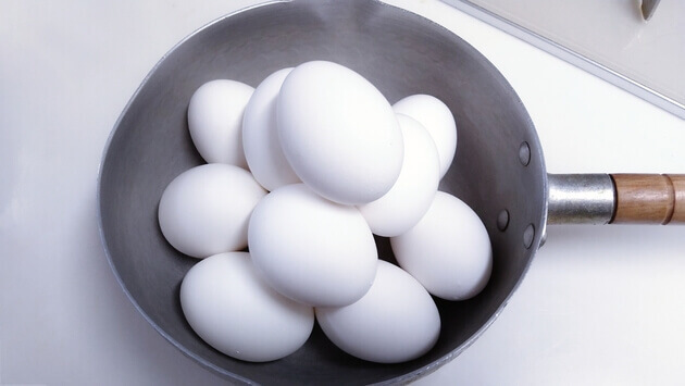 時短！ゆで卵を茹でずに作る方法お湯を沸かして卵を茹でなくても、少量の水で4分蒸すだけで、おいしいゆで卵 ができます！黄身のかたさは、火を止めた後の蒸らし時間で調整。 使用する水の量が少ない⇒お湯を沸かす時間が省ける⇒ 結果、短時間で調理できます！時短