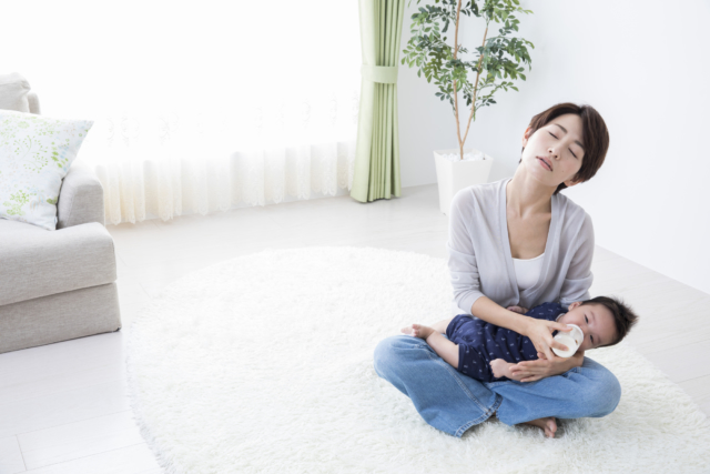 寝ながらミルクを飲むアジア人の赤ちゃん 写真素材7375371- フォトライブラリ