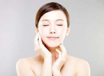 ツヤ肌とは？テカリとの違いやメイクポイントを解説「KOSE」輝き続けるあなたのために。コーセーの美容情報サイト