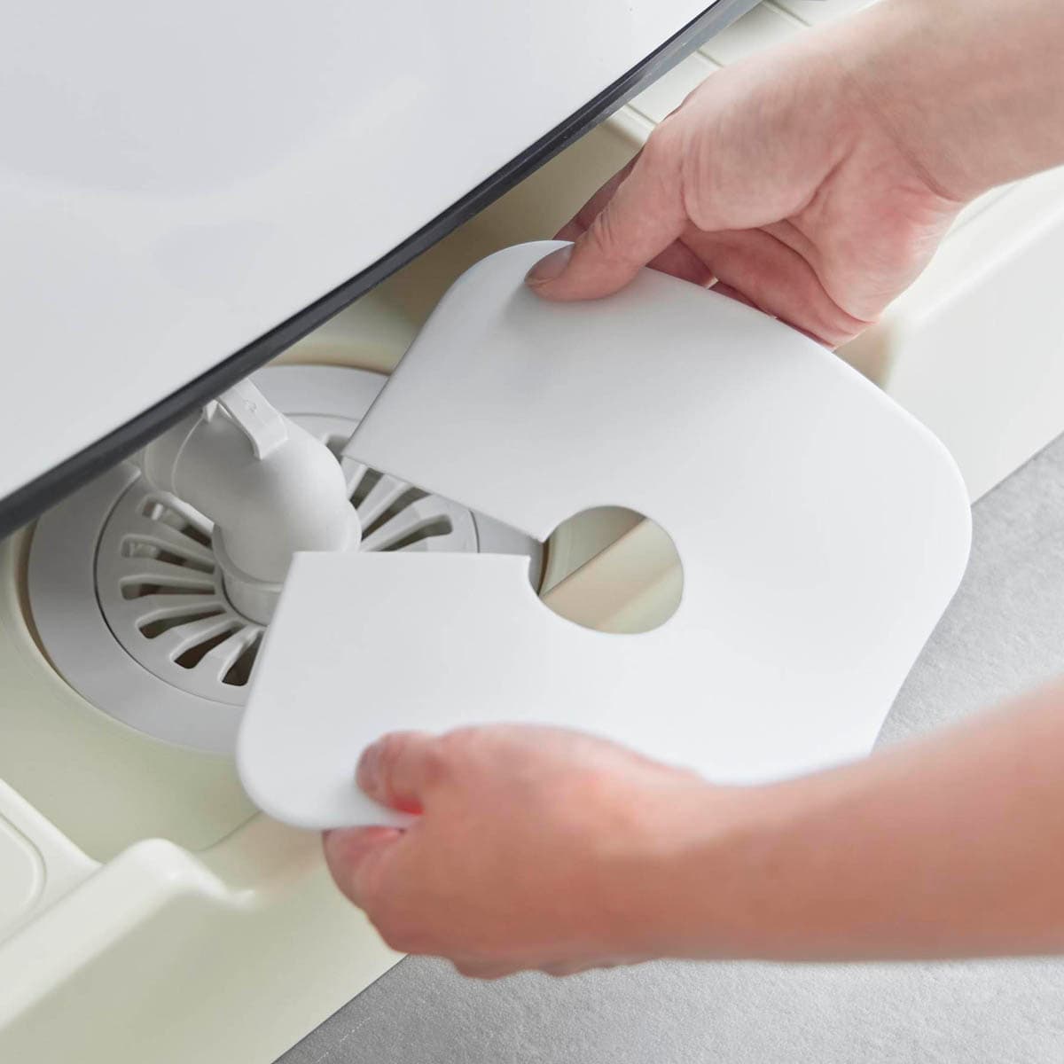 洗濯パンの排水口を塞ぐおすすめの蓋洗濯機を置いていない防水パンの匂い漏れ対策を解説！ –暮らしと北欧インテリアLIVINGSKAPE リビングスケープ