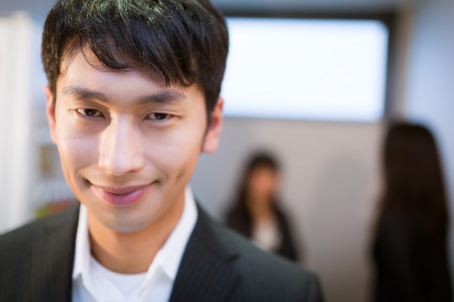 リュックを背負った穏やかな男性 表情差分7種類SKIMA スキマ