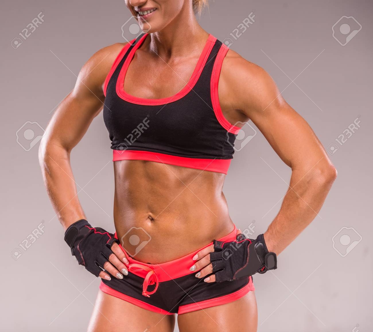 腰に手を当てて中央部に集中してポーズをとる筋肉質の女性ボディービルダー 写真背景 無料ダウンロードのための画像 - Pngtree