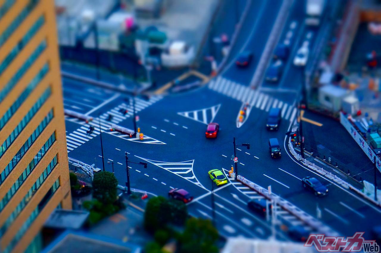 導流帯 ゼブラゾーン の設置基準やルールについて右折時に起きる事故や過失割合も解説 - カーメンテナンス 車の修理 情報ならダックスglassStyle グラススタイル公式サイト