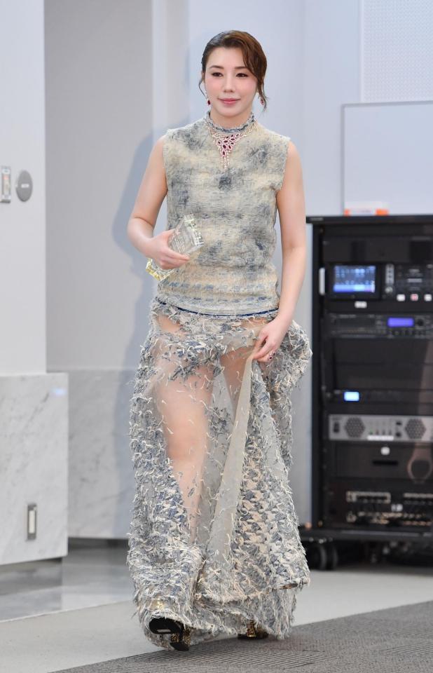 バズってる仲里依紗さんのこれをスマホ中や入浴中にするようにしたら、 「冷えやむくみが改善されて脚が明らかに細くなった！」っていう女子が続出中なのでマジでやってみて下さい！ 効き過ぎて激痛注意！！ 最近寝ても疲れが取れない人やメンタルが悪化気味の人は